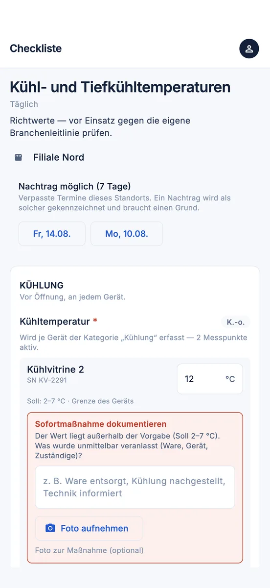 Checkliste „Kühl- und Tiefkühltemperaturen“ mit dem Messpunkt Kühlvitrine 2 bei 12 °C und dem Pflichtfeld für die Sofortmaßnahme